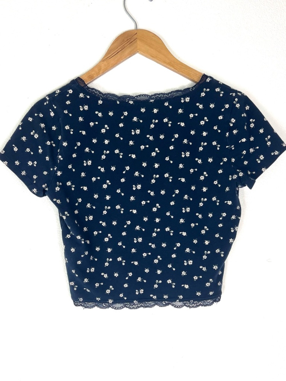 Hollister Navy Floral Lace-Trim V-Neck Crop Top Size Medium - Picture 4 of 4
